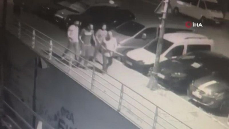 Esenyurt`ta köpeğe pompalı tüfekli saldırı anı kamerada