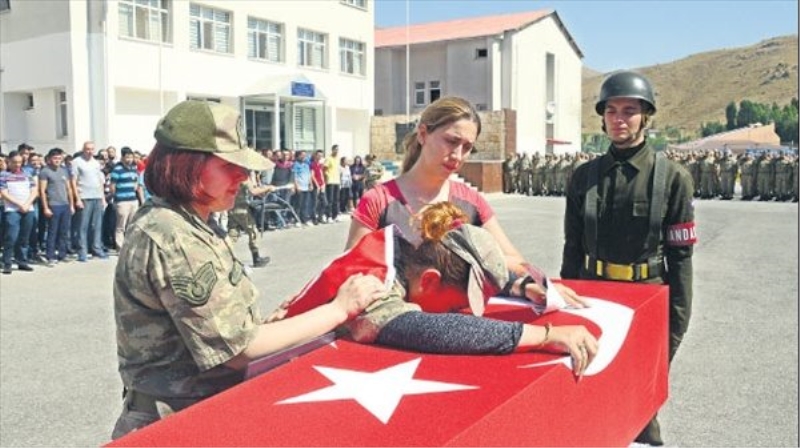 Eşi tabuta sarıldı