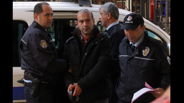 Eşini kemerle döven zanlı adliyeye elinde kemerle geldi