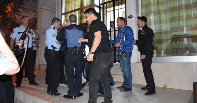 Eski sevgilisini pompalı tüfekle rehin aldı