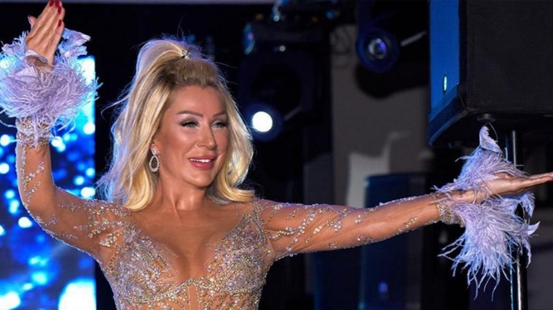 Estetiklerle bambaşka birine dönüşen Seda Sayan`ın son halini gören takipçileri tepki gösterdi