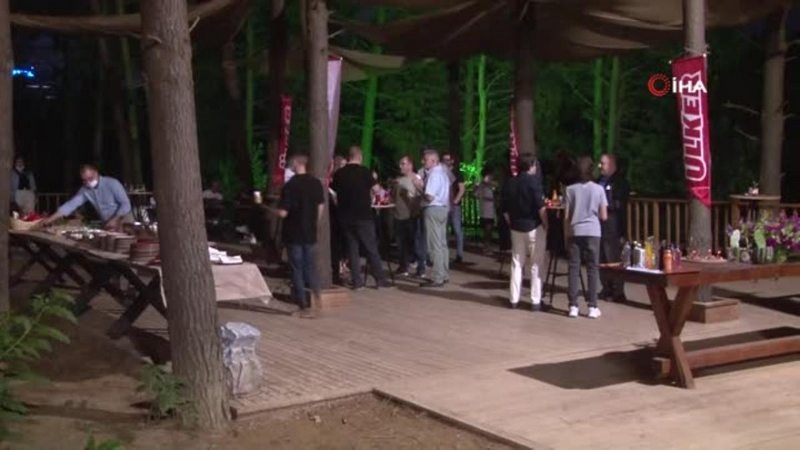 Euro 2020 Final maçı kurulan dev ekranda izleniyor