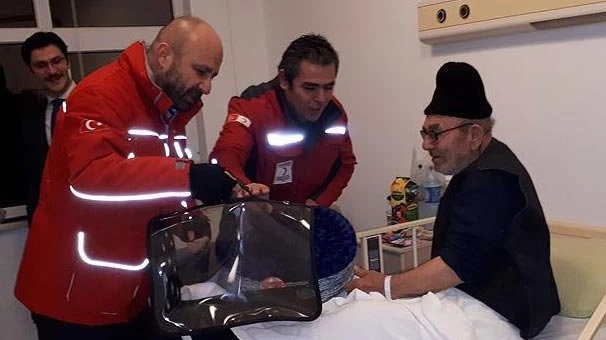Evi yanan yaşlı adam için seferber oldular