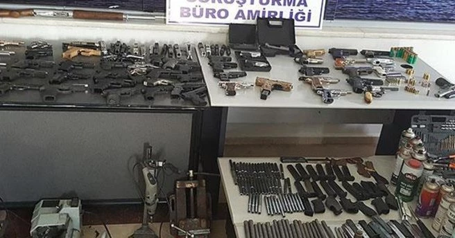 Evin çatısında silah üretiyordu
