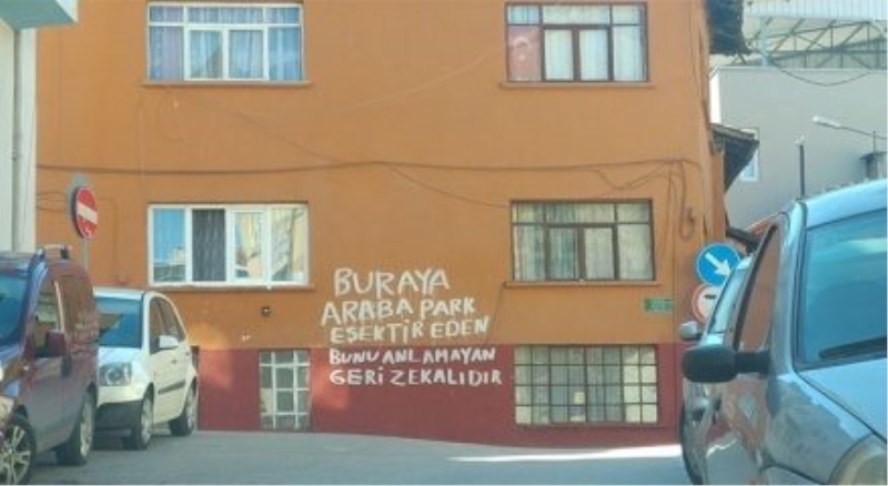 Evinin duvarına öyle bir yazı yazdı ki