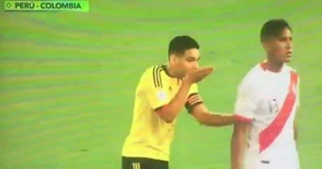 Falcao`nun fısıldaşması FIFA`lık oldu