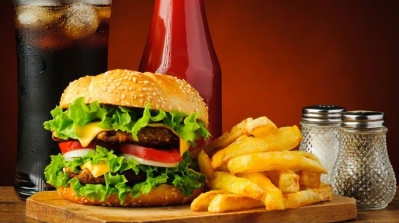 Fast food Alzheimer'a yol açabiliyor!