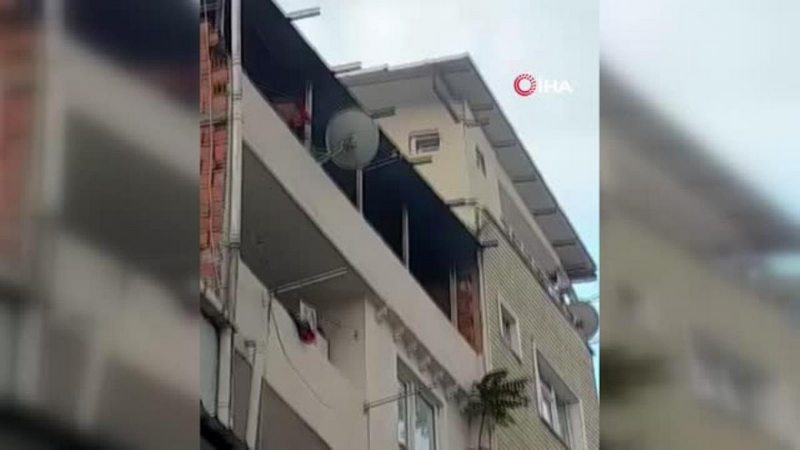 Fatih`te psikolojik sorunları olan kişi kendi evini ateşe verdi