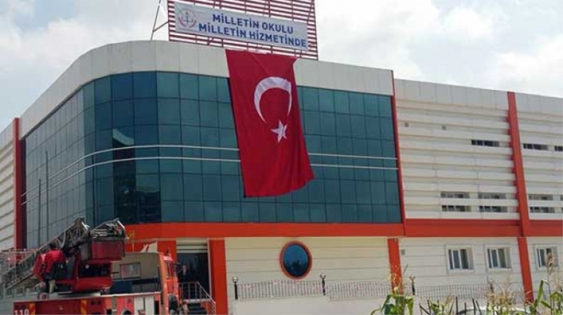 FETÖ'nün okullarına bu pankart asıldı