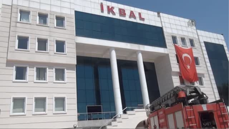 Fetö`nün Eğitim Kurumlarının Tabelaları Sökülüyor