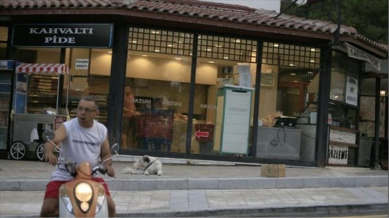 Firari darbeci askerlerden 2?si fırından ekmek gasp etti