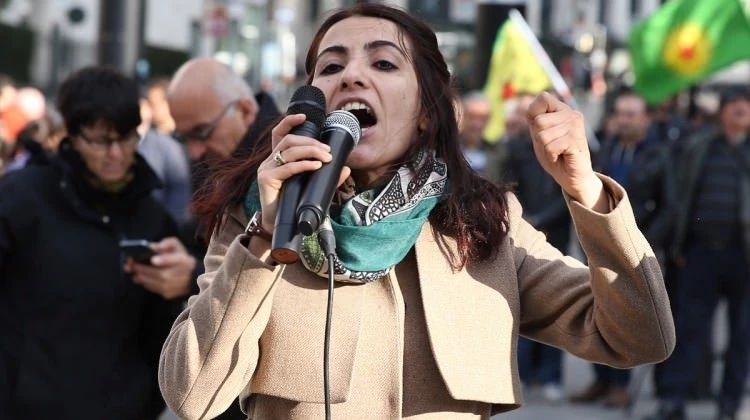 Firari Tuğba Hezer Öztürk'ten tuhaf meydan okuma!