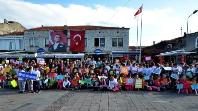 Foça`da Minikler `Sağlık` İçin Yürüdü