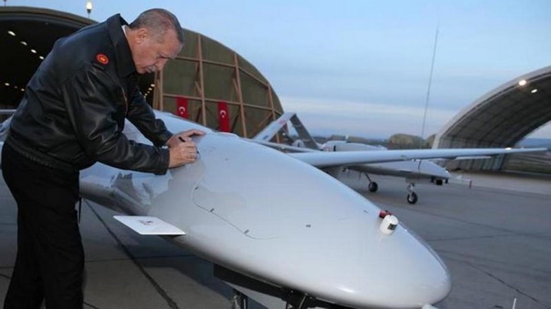 Fransızlardan Türk SİHA`larına övgü: Üç savaşın seyrini değiştirdi, peynir ekmek gibi satılıyor