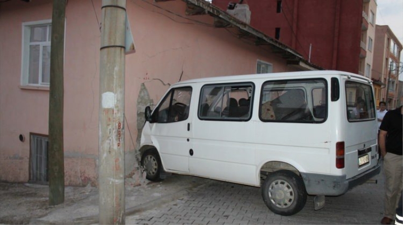 Freni boşalan araç eve girdi: Yaralılar var
