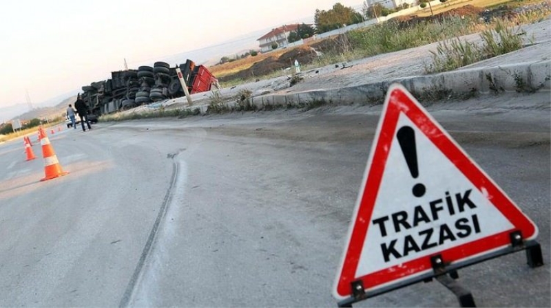 Freni boşalan kamyon durağa çarptı
