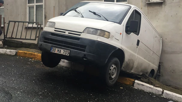 Freni patlayan minibüs binaya çarparak durabildi