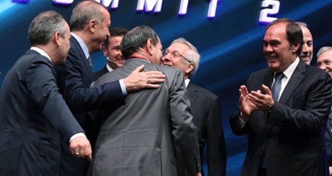 Futbol Zirvesi`nde Aziz Yıldırım`la Emre Belözoğlu`nun Diyaloğu Güldürdü