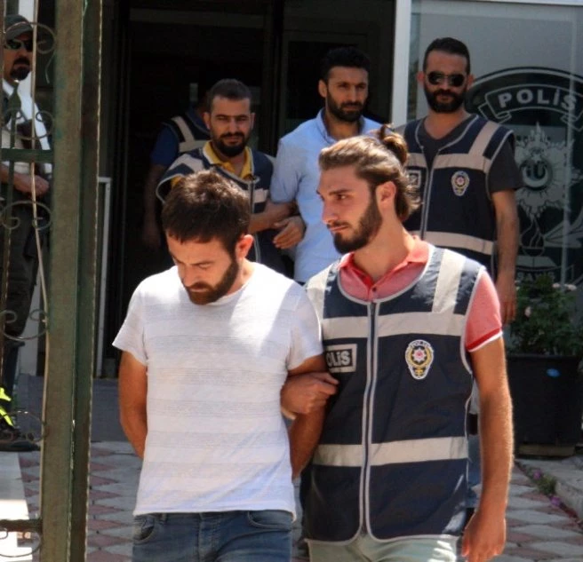Garson Kılığına Giren Polisler, Hırsızlık Çetesini Çökertti