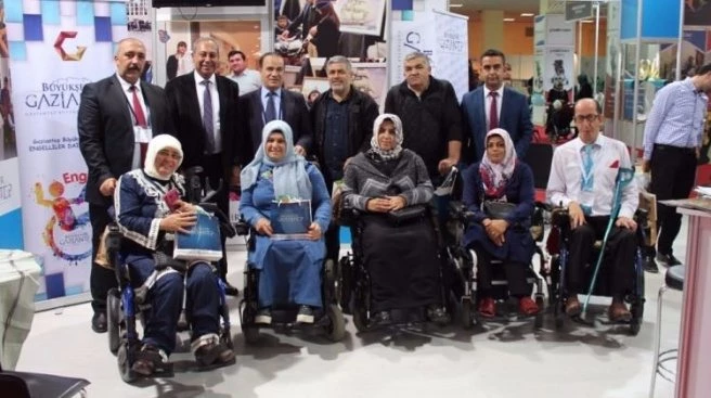 Gaziantep Belediyesi fuara renk kattı