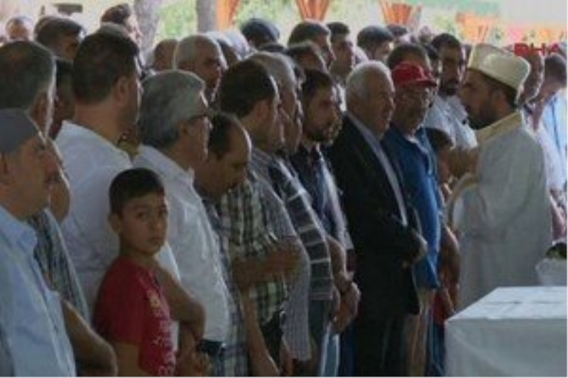 Gaziantep`te cenazeler toprağa veriliyor