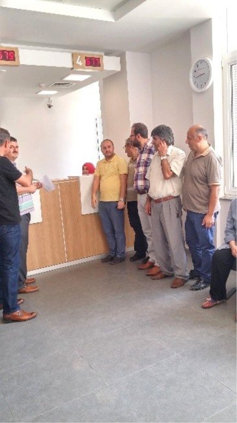 Gediz`de Eğitim-Bir-Sen Üyelerinden Demokrasi Şehitlerine Yardım
