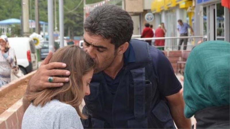 Genç kız polise sarılarak ağladı