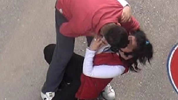 Genç kızı sokak ortasında tartakladı