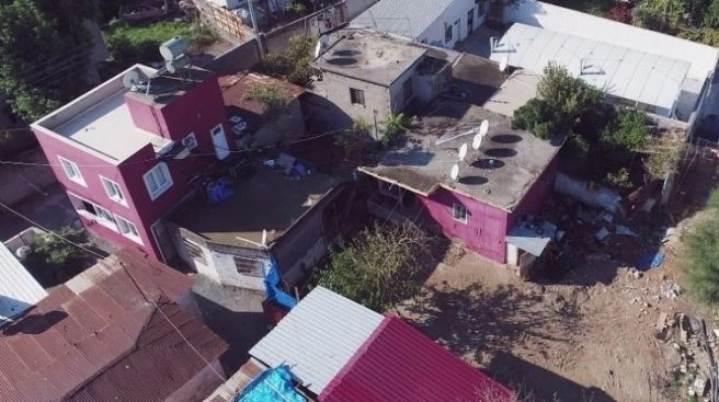 Gizemli kazı evinde `çökme` korkusu! Uyuyamıyorlar