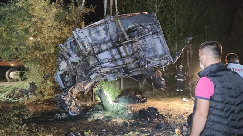Göçmenleri taşıyan minibüs şarampole devrildi: 12 ölü, 20 yaralı