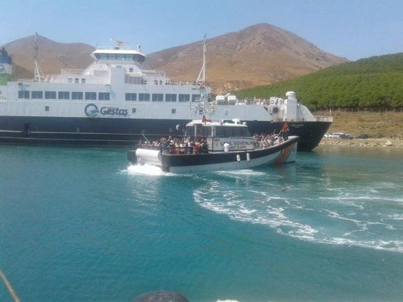 Gökçeada`da feribot karaya oturdu