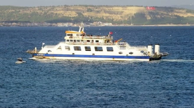 GÖKÇEADA`DA FERİBOT SEFERLERİNE FIRTINA ENGELİ