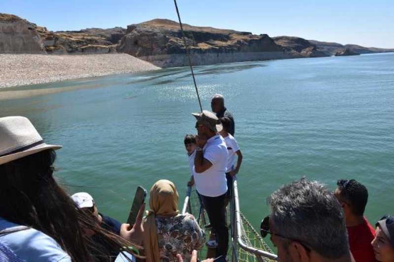 Görmek için Danimarka`dan bile geliyorlar! Tarihi Hasankeyf`te tekne turları başladı, ücreti 25 lira