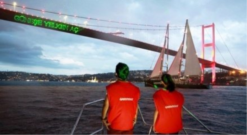 Greenpeace?in Rainbow Warrior gemisi Boğaz?dan geçti