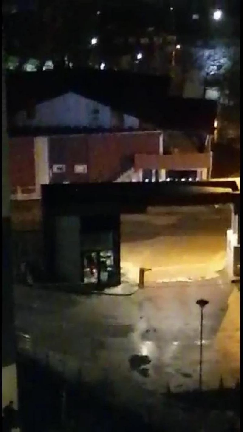 Güvenlik kulübesinin camlarını kırıp, eşyaları dağıtan saldırgana gözaltı