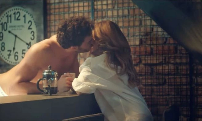 Hadise, Gönlünü Klibinde Oynattığı Fransız Mankene Kaptırdı