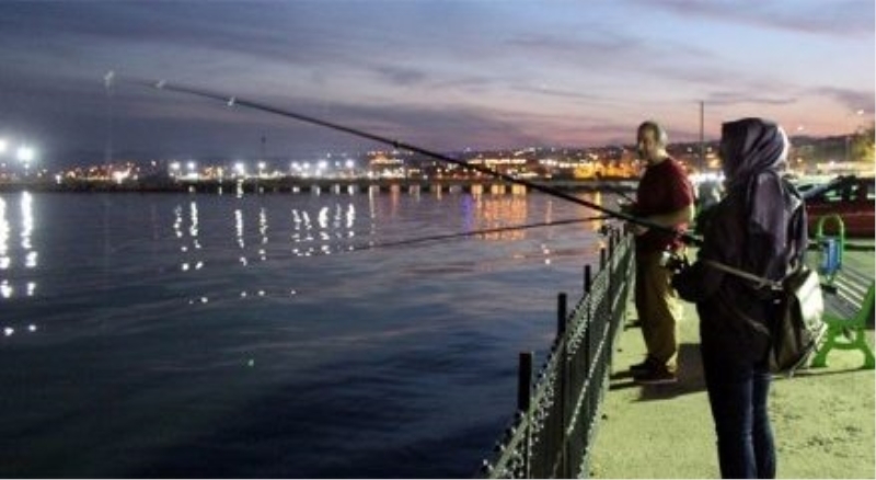 Haftanın stresini balık tutarak gideriyorlar
