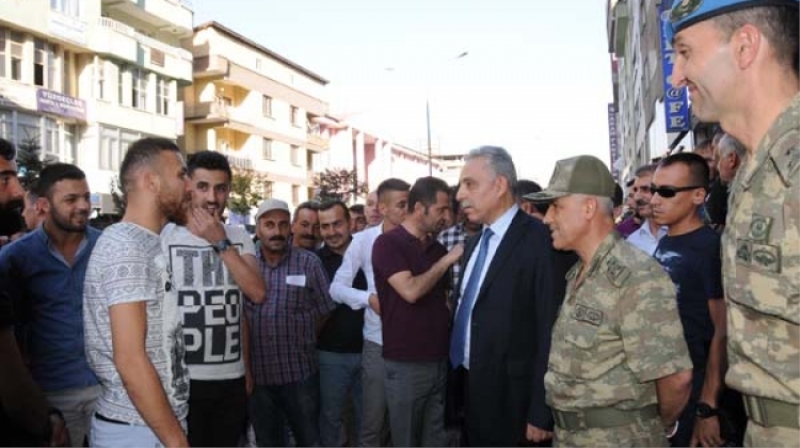Hakkari'de komutana büyük alkış!