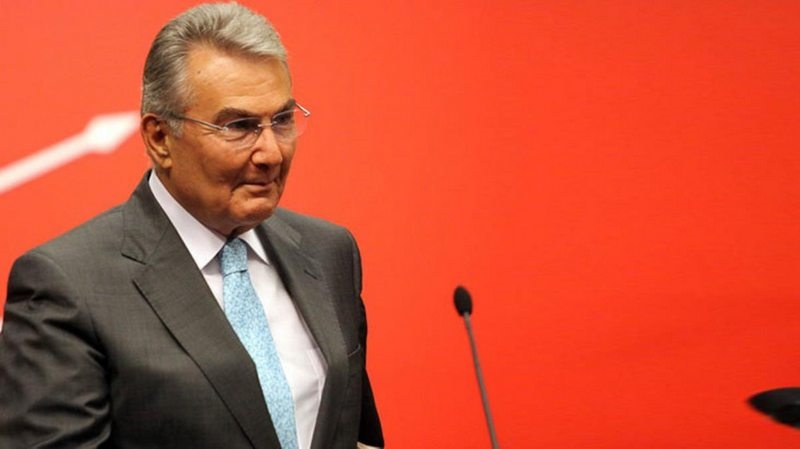 Hakkındaki iddiaların ardından ilk kez konuşan Deniz Baykal`ın giydiği tişört dikkat çekti