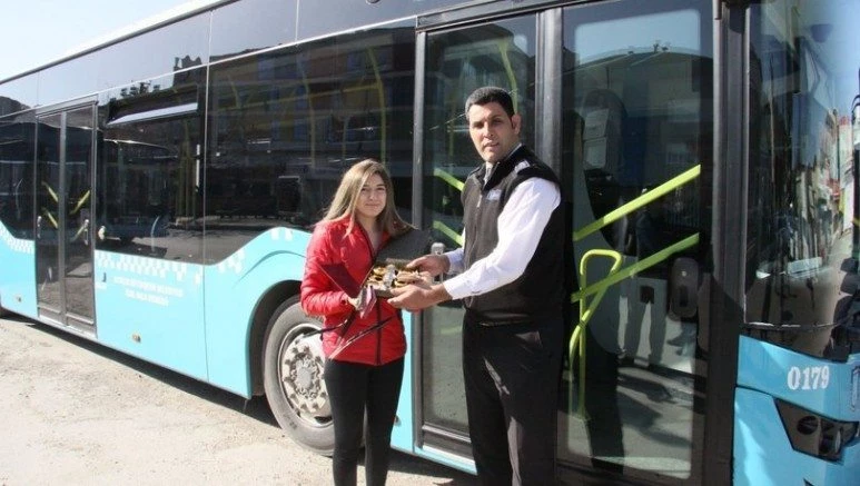 HALK OTOBÜSÜN`DE TAKILARINI UNUTTU