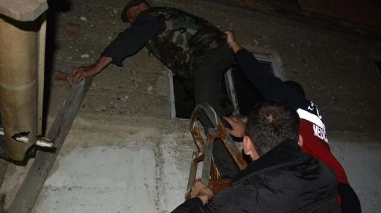 Halk otobüsünün çarptığı evin bir bölümü yıkıldı