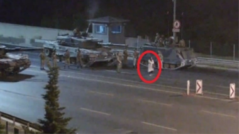 Halka kurşun sıkan erler FETÖ'nün...