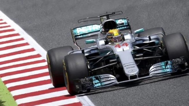 Hamilton efsaneyi yakaladı