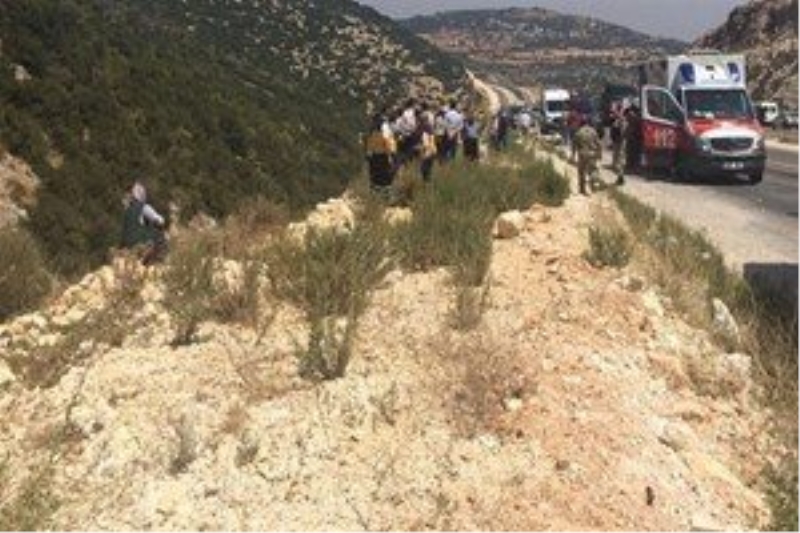 Hatay`da minibüs şarampole devrildi