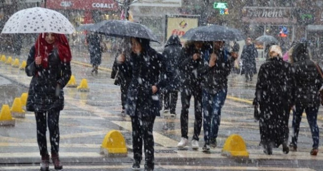 Hava Sıcakları Düşüyor, Çarşamba Günü İstanbul?a Karla Karışık Yağmur Geliyor