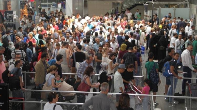 Havalimanında pasaport kontrol yoğunluğu