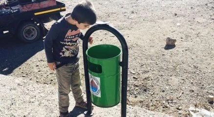 Hayatında ilk defa çöp kutusu gören çocuğun şaşkınlığı