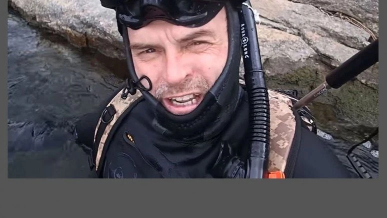 Hazine avcısı adam sualtından servet değerinde eşya çıkardı!