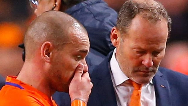Hollanda`da 9 Futbolcunun Sakatlanması Sağlık Heyetini Topun Ağzına Getirdi