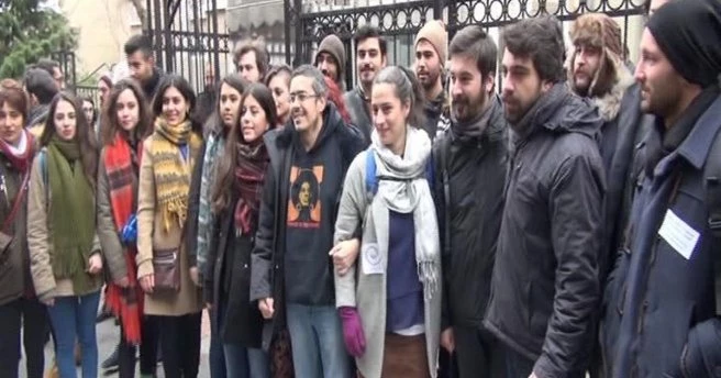 İhraç edilen akademisyenleri öğrenciler ve meslektaşları uğurladı